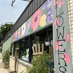 Blooming Blossoms Floral Boutique - Outside