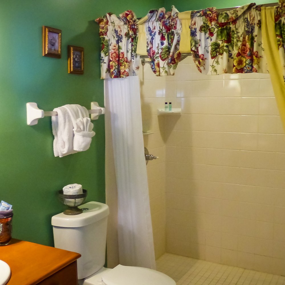 Carriage Way Centennial - Carriage View Room Bathroom - Hotels Near Me - Saint Augustine, Florida Carriage Way Centennial - Carriage View Room Bathroom - Hotels Near Me - Saint Augustine, Florida