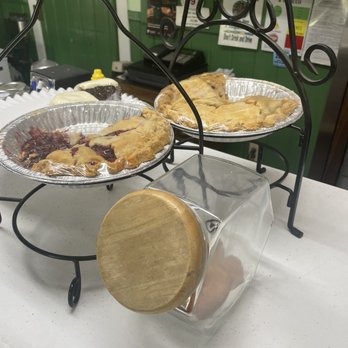 Halfway House Restaurant Shor - Pies and donuts - Diners Near Me - Shoreham, Vermont