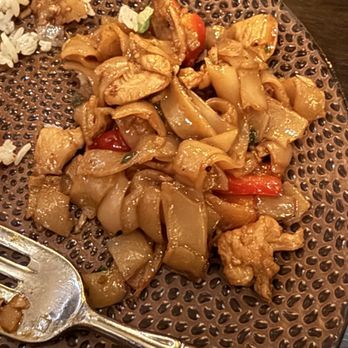 Lemongrass - drunken noodles- thinner cut than usual places - Thai Near Me - Las Vegas, Nevada Lemongrass - drunken noodles- thinner cut than usual places - Thai Near Me - Las Vegas, Nevada