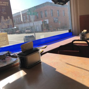 Tossed n Sauced - On the corner of 3rd and Cedar . A little mom and pop shop. - Pizza Near Me - Abilene, Kansas