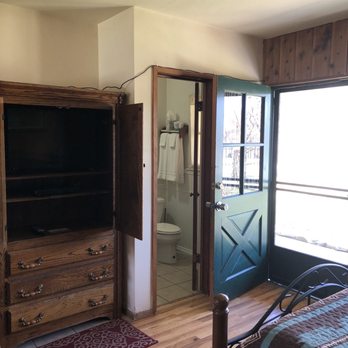 Kern Riverfront Lodge - Front door area - Hotels Near Me - Kernville, California