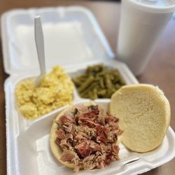 Mot's Barbeque - Regular sandwich plate with two sides!