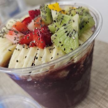 Clover Smoothie & Tea - Acai Original Bowl- Açaí, strawberry, banana, mango, kiwi, granola, chia seeds. $16.50 for 24 oz (here) or $12.5 for 12 oz. Very tasty - Juice Bars & Smoothies Near Me - Brooklyn, New York Clover Smoothie & Tea - Acai Original Bowl- Açaí, strawberry, banana, mango, kiwi, granola, chia seeds. $16.50 for 24 oz (here) or $12.5 for 12 oz. Very tasty - Juice Bars & Smoothies Near Me - Brooklyn, New York