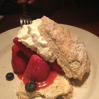 Rutherford Grill - Ended the meal with strawberry shortcake! Yummy in our tummy! :-) - American Near Me - Rutherford, California