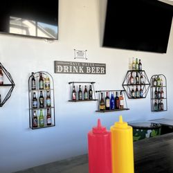 Biglow's Burgers - Beer wall