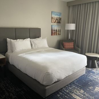 DoubleTree by Hilton Hotel Bakersfield - King bed - Hotels Near Me - Bakersfield, California DoubleTree by Hilton Hotel Bakersfield - King bed - Hotels Near Me - Bakersfield, California