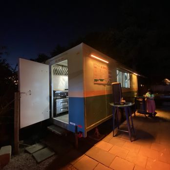 High Horse Ice House - Food truck where you place order - Barbeque Near Me - San Antonio, Texas