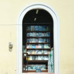 Librería Dante - Algunos de los libros que tienen en exhibición.