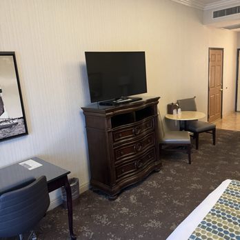 Ayres Hotel Seal Beach - Spacious living area - Hotels Near Me - Seal Beach, California