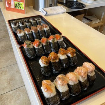 Dell's Kitchen and Bakery - Musubis! - Asian Fusion Near Me - Honolulu, Hawaii