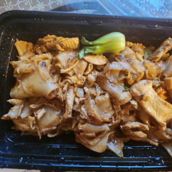 Zab Zab Thai Cuisine - Zab Zab Thai - Pad See Ew with Chicken - Thai Near Me - Monterey, California Zab Zab Thai Cuisine - Zab Zab Thai - Pad See Ew with Chicken - Thai Near Me - Monterey, California