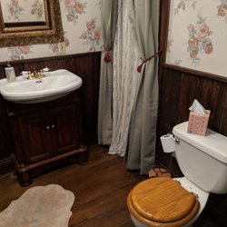 Country Colonial Bed & Breakfast - Each room has their own private bathrooms