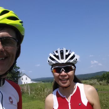 Discovery Bicycle Tours - Taking a break on a perfect summer day. - Bike tours Near Me - Woodstock, Vermont