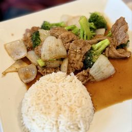 D12. Oyster Sauce Garlic Beef with Broccoli - Bò Xào Bông Cải D12. Oyster Sauce Garlic Beef with Broccoli - Bò Xào Bông Cải