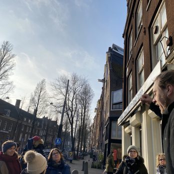 Free Walking Tours Amsterdam - Noa our tour guide explaining the architecture in Amsterdam - Walking Tours Near Me
