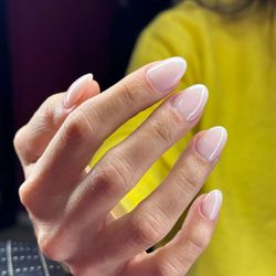 Nail Express - French manicure su unghie a mandorla.