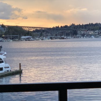 Duke's Seafood - View over Lake Union - Seafood Near Me - Seattle, Washington Duke's Seafood - View over Lake Union - Seafood Near Me - Seattle, Washington