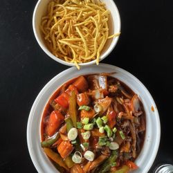 Momo Hub - American Chopsuey with Hot Garlic Sauce - Vegan (neither American nor Chinese)
