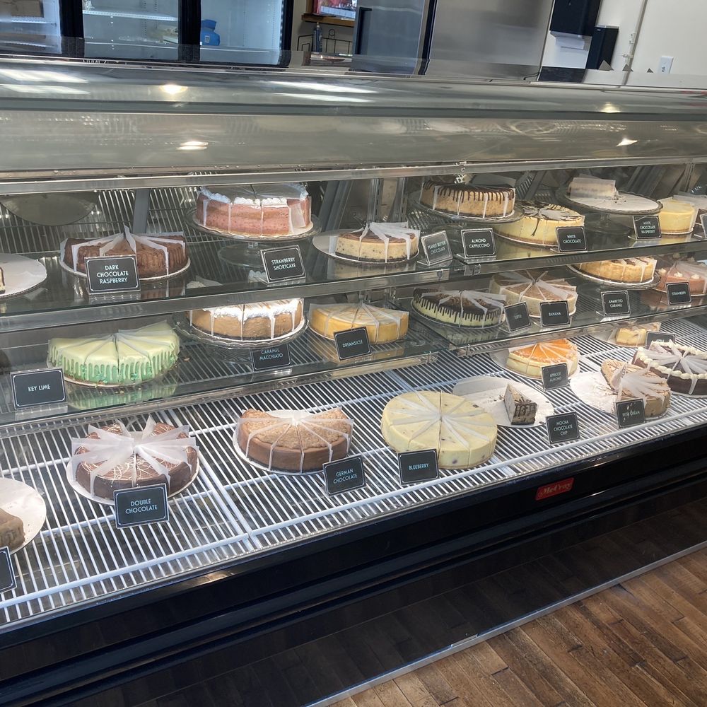 Amighettis - Hank's Cheesecake Case - Italian Near Me - Saint Louis, Missouri