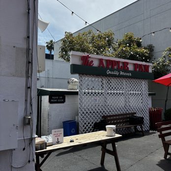 The Apple Pan - Outdoor patio area - Burgers Near Me - Los Angeles, California The Apple Pan - Outdoor patio area - Burgers Near Me - Los Angeles, California