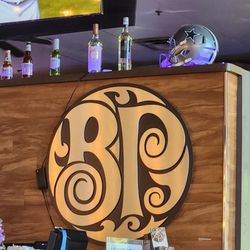 Boston's Restaurant & Sports Bar - Decor