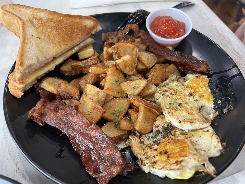 Food from Bisou Lounge