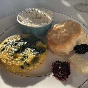 Twelve Oaks Bed and Breakfast - Ham & spinach quiche, grits and a fresh biscuit with blackberry jalapeño jam! Delicious!! - Bed & Breakfast Near Me - Covington, Georgia
