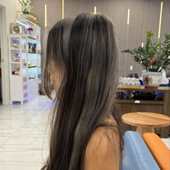 ML Salon - BEFORE photo: Yesterday, a different salon botched my daughter's highlights. - Hair Salons Near Me - Rancho Cordova, California