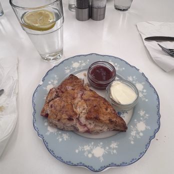 Sunflower Caffe - Strawberry scone - Coffee & Tea Near Me - Sonoma, California