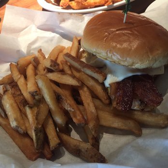 Cheddar's Scratch Kitchen - Maple bacon chicken sandwich - American Near Me - Midwest City, Oklahoma