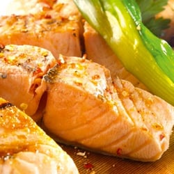Kandelaber - Flammlachs auf der Zedernholzplanke gegrillt, saftig und echt lecker!