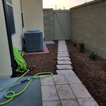 Master Sun's Home Services 孙师傅修缮 - Paving stones connecting the backyard patio to the gate - Handyman Near Me Master Sun's Home Services 孙师傅修缮 - Paving stones connecting the backyard patio to the gate - Handyman Near Me