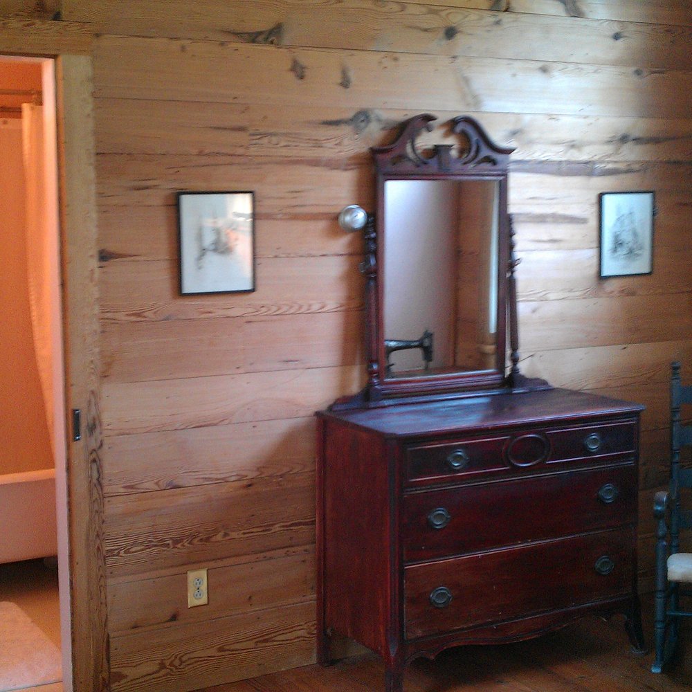 Rocky Retreat - Dresser - Bed & Breakfast Near Me - Pendleton, South Carolina Rocky Retreat - Dresser - Bed & Breakfast Near Me - Pendleton, South Carolina