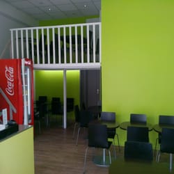 On Nem Tout - L'intérieur coloré du restaurant.
