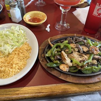 El Maguey Mexican Restaurant - Fajitas mix (chicken, shrimp, and steak) - Mexican Near Me - Chesterfield, Missouri El Maguey Mexican Restaurant - Fajitas mix (chicken, shrimp, and steak) - Mexican Near Me - Chesterfield, Missouri