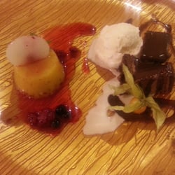 La Alqueria - Tocinillo de cielo con coulis de frutos del bosque y pastel de chcocolate y pera con helado de leche merengada