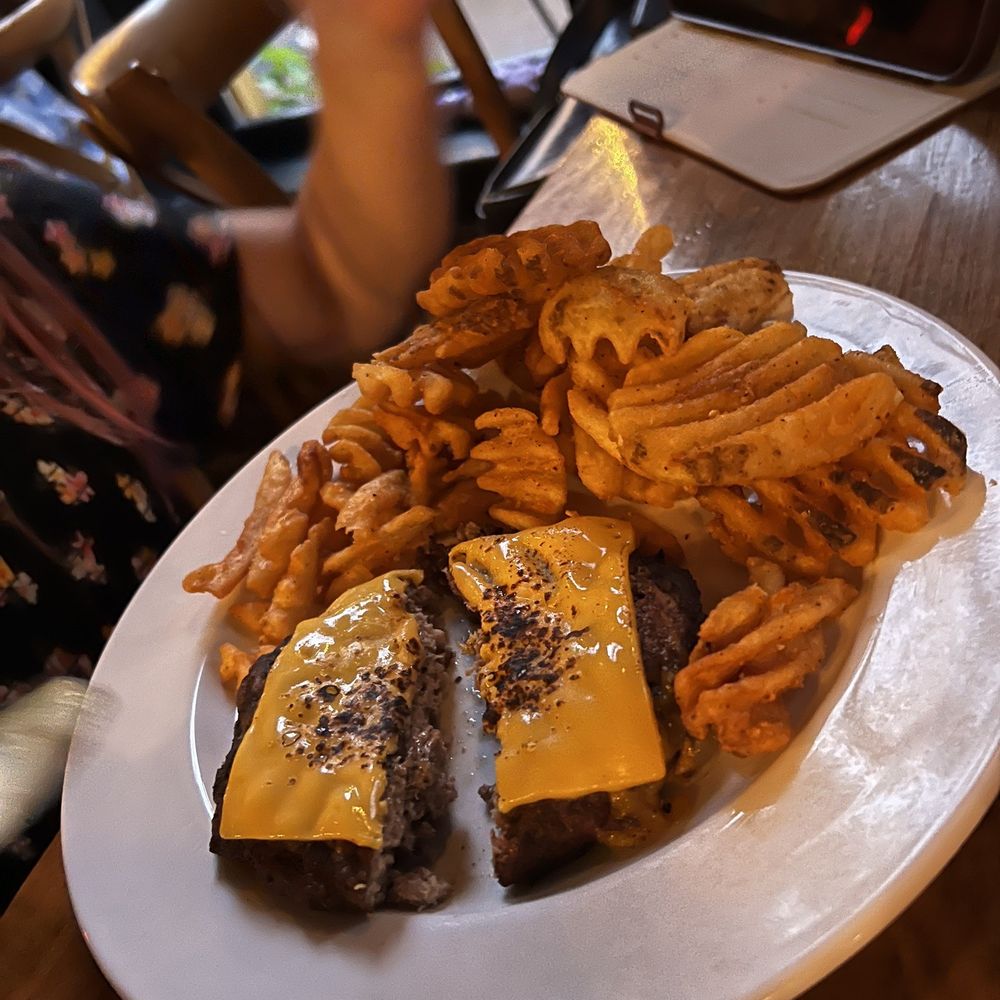 Eat Crow - Didn't have gluten free buns so my daughter had a bun less cheese burger - Bars Near Me - St. Louis, Missouri