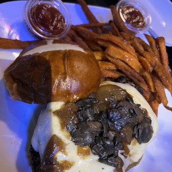Kuma's Corner - Belmont - Chicken burger - Burgers Near Me - Chicago, Illinois