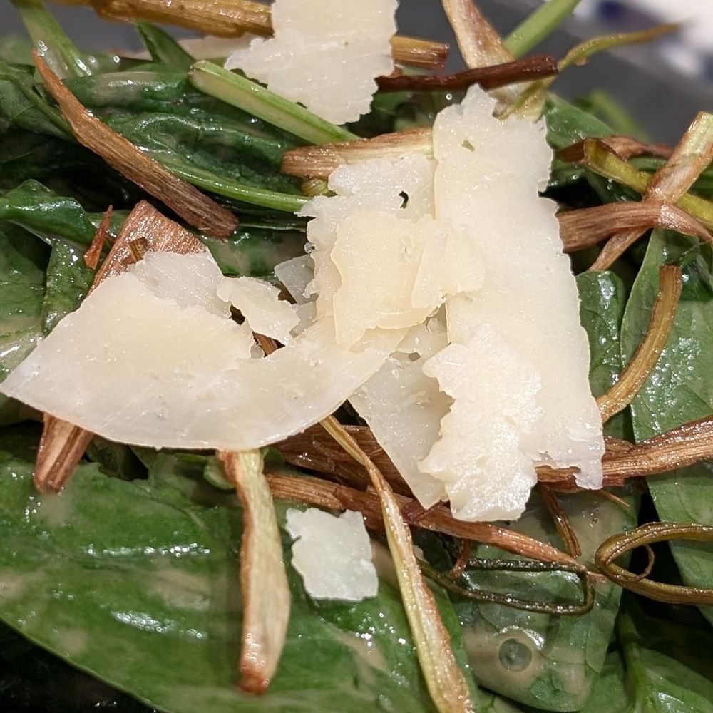 Kellari Taverna - Spinach salad with crispy leeks and mushrooms - Greek Near Me - New York, New York Kellari Taverna - Spinach salad with crispy leeks and mushrooms - Greek Near Me - New York, New York