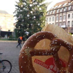 Bretzel Burgard - Mon bretzel face au maxi géant sapin de Noël de Strasbourg