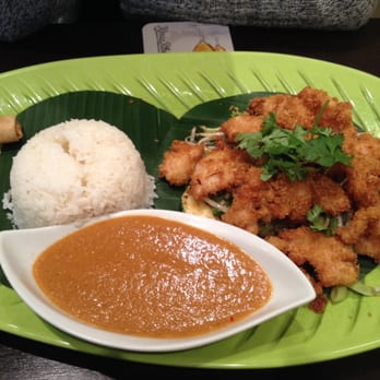 Banana Leaf - Hühnchen mit Kokosflocken-Panade dazu tolle Erdnusssoße - Malaysian Near Me - Essen, NW
