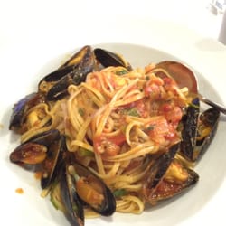 Uno Momento - Linguini with prawns and mussels after an awesome bowl of mussels for appetizer. Excellent!!!