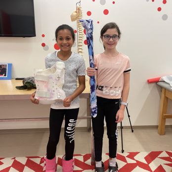 ما العوامل التي تؤثر على التزام الطفل بحزام اعوجاج العمود الفقري؟