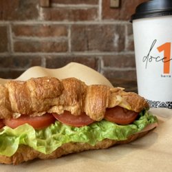 doce19 · Barra de Café - Cuernito de jamón con queso + latte grande