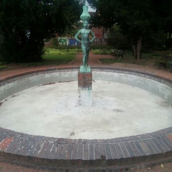 Die Wasserträgerin - Der Brunnen könnte auch mal wieder mit Wasser gefüllt werden / The fountain could also be filled with water again - Landmarks & Historical Buildings Near Me - Dusseldorf, NW