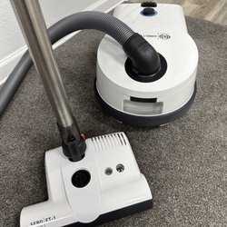SEBO D4 Premium.
Made in Germany. 10 year warranty, made to last Decades!