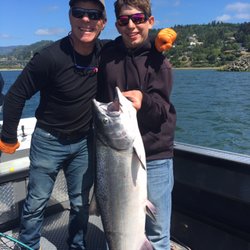 Hotreels Guide Service - Salmon fishing on the Umpqua River Reedsport Oregon