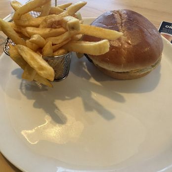 Oakland Draft House - Plain Cheeseburger (2 stars - meat really overcooked and dry) - Wine Bars Near Me - Oakland, California