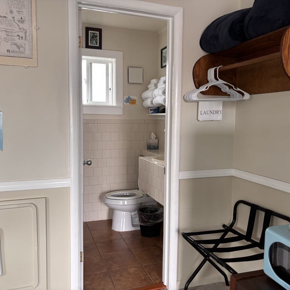 Mermaid Inn - Bathroom - Hotels Near Me - Long Beach, Washington Mermaid Inn - Bathroom - Hotels Near Me - Long Beach, Washington